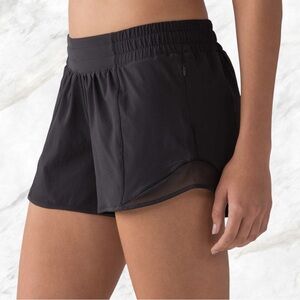 Like New! Lululemon Hotty Hot Low-Rise Short 2.5" (Lined) Size 6 - Black